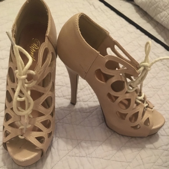 cream woman elegant sandals - Picture 3 of 3